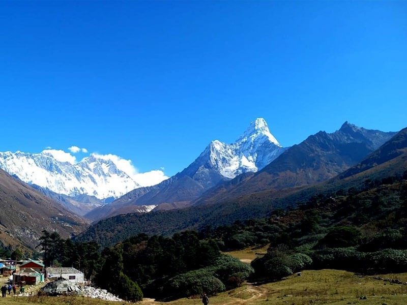 https://nepaladventureteam.com/uploads/media/everest-trek-in-spring-season%20%281%29.jpg