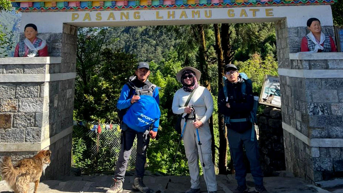 Pasang Lhamu Gate, at Lukla